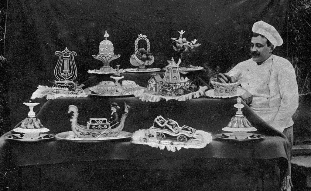 Attilio Peruzzotti posa a fianco di alcune delle sue creazioni