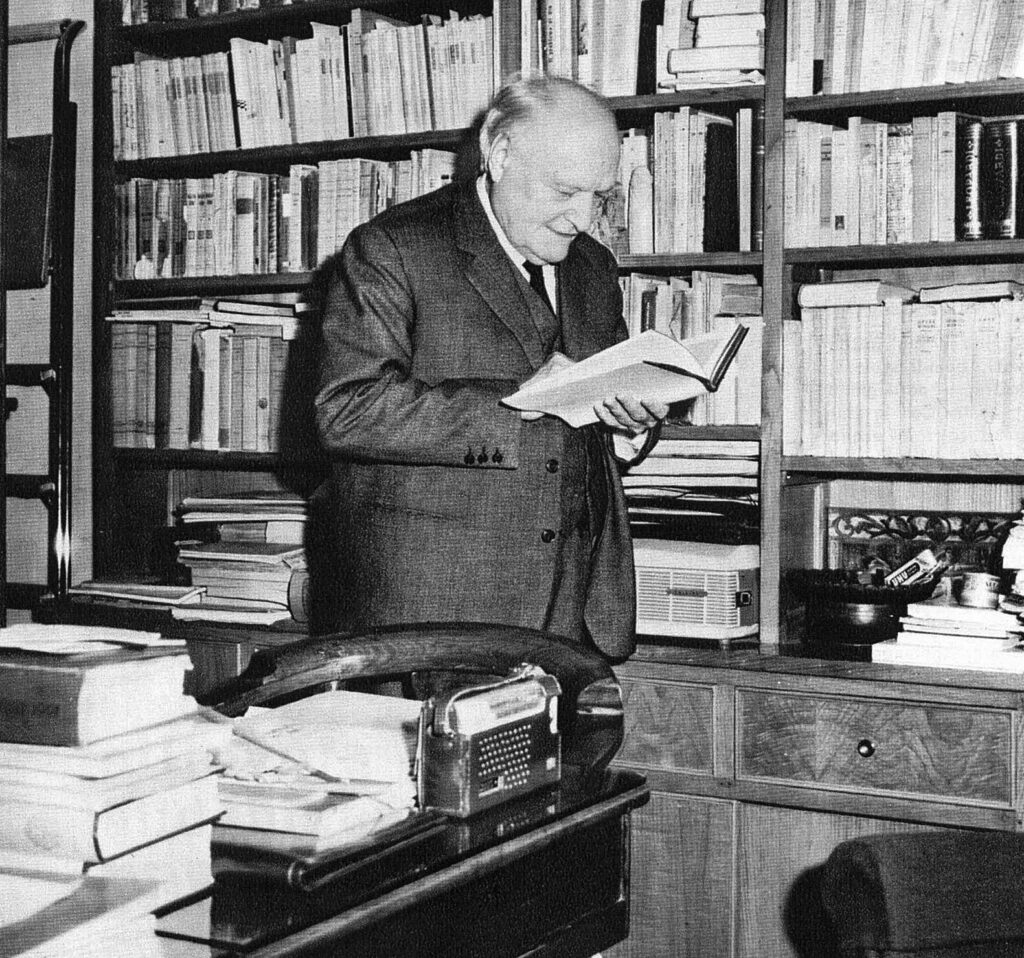 Giuseppe Ungaretti nella sua casa di Roma durante l'intervista con Marin San Sile